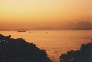Sunset in Hong Kong nine months after the Pinatubo eruption in the Philippines, giving us a glimpse at how the skies over Europe and North America may have looked after the Tambora eruption. Source: Wikipedia